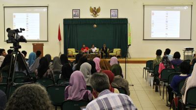 Dr. Marc Dusseiller, TB Budiarto dan Andreas Siagian dalam sesi pertama Simposium HackteriaLab 2014.jpg