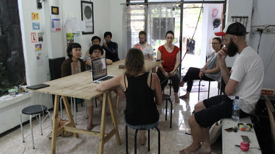 Martinka Bobrikova menjelaskan beberapa proyek keseniannya.jpg