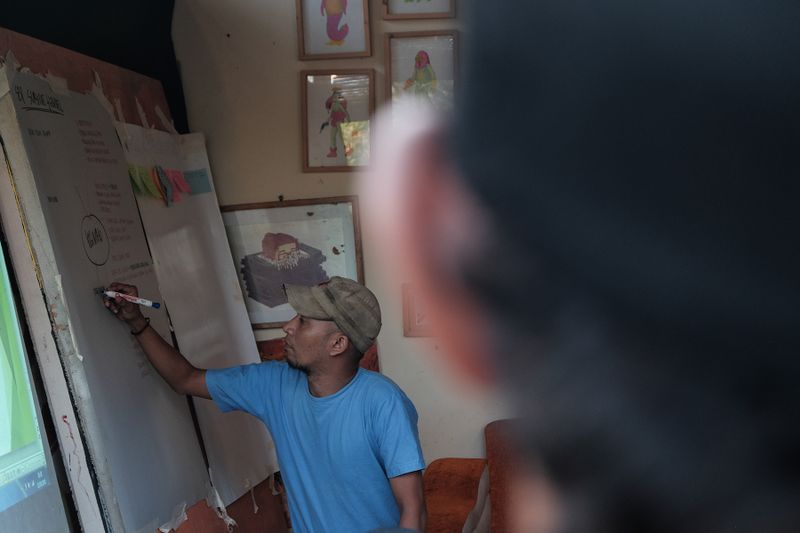 File:Arisan Tenggara - Sesi Berbagi Modal Budaya Kolektif di Ruang Gulma 06.jpg