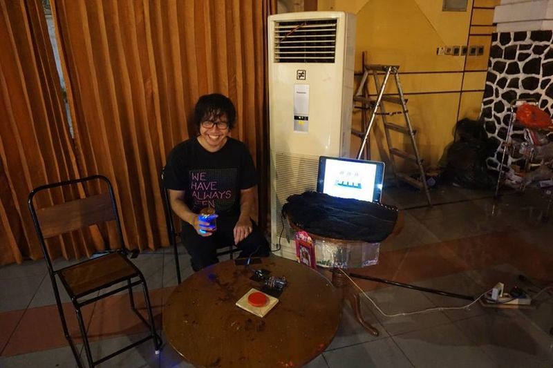 File:Open Lab OK Video 2015 - Budi Prakosa di Instalasi Mesin Jekpot.jpg