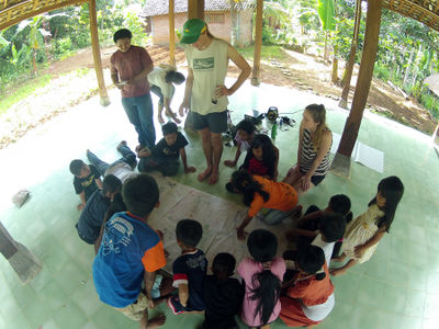 Michael candy dan anak anak dalam workshop gigi roda dan motor .jpg