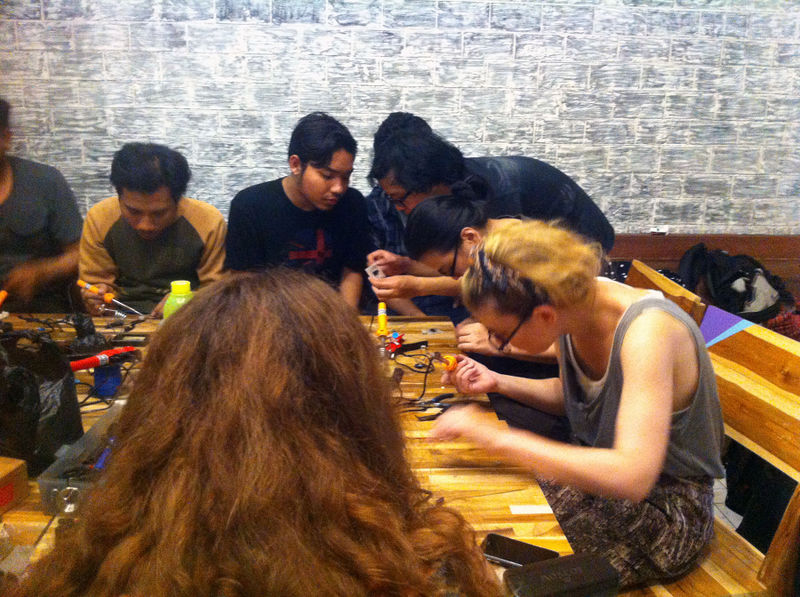 File:Workshop Squaresynth Electrowork 5.0 Surabaya 07 copy.jpg
