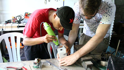 Andreas siagian dan sedang membuat kotak untuk sensor radiasi.jpg