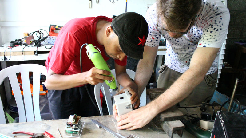 File:Andreas siagian dan sedang membuat kotak untuk sensor radiasi.jpg