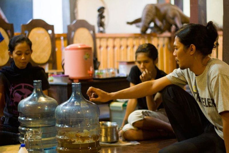 File:Workshop friends wine 07.jpg