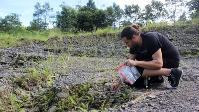 Gjino Sutic sedang mengambil sampel tanah yang ada di merapi.jpg