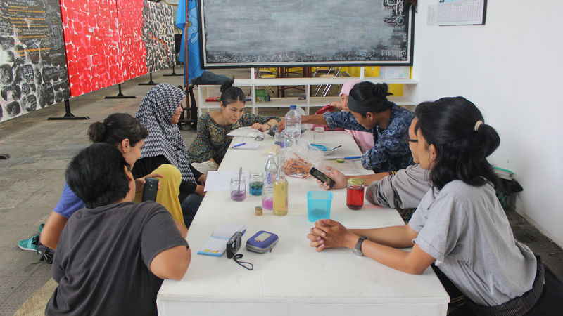 File:Biennale Jogja - Lifepatch - SKS - Pewarna alami 02.jpg