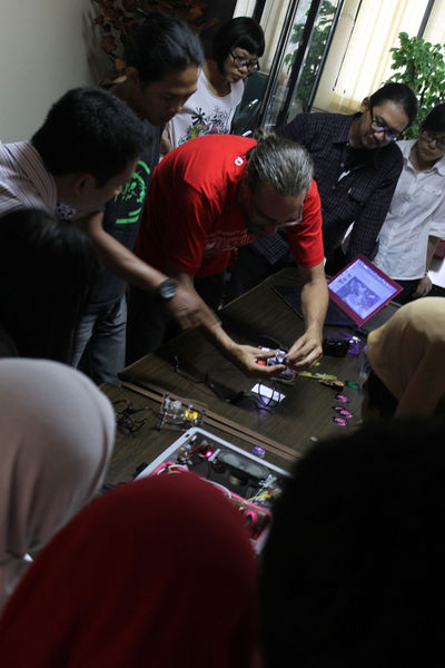 File:Tourdigrade - Presentasi Demonstrasi Surabaya 04.jpg
