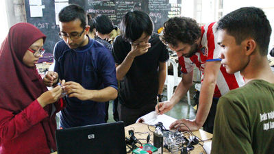 Workshop BEYOND DIY Microscopy bersama Dipesh, Matt & Suparmin.jpg