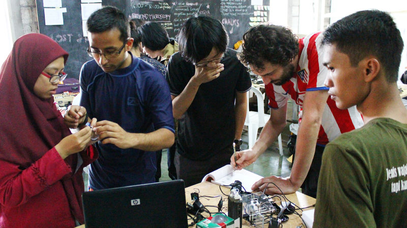 File:Workshop BEYOND DIY Microscopy bersama Dipesh, Matt & Suparmin.jpg