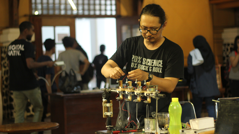 File:Helmi Hardian mempersiapkan Instalasi pengaduk jamu.png