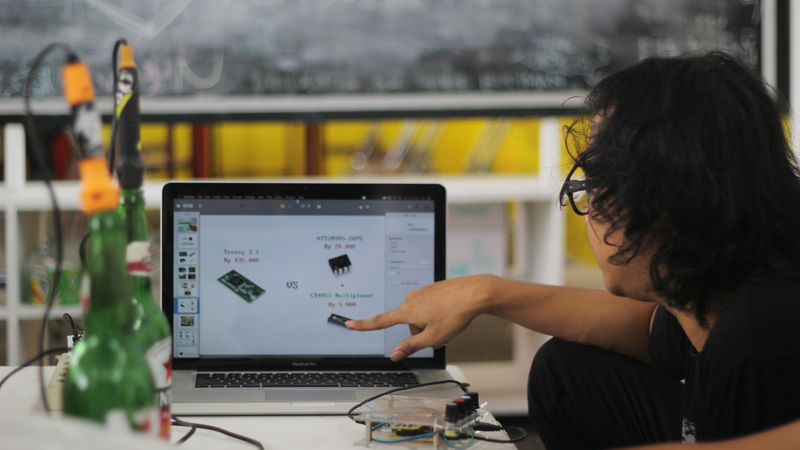 File:Lokakarya DIY Midi Controller Biennale Jogja 12.jpg
