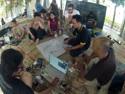 Nur Akbar Arofatullah, Dr. Sachiko Hirosue, Andreas Siagian , Budi Prakosa dan Robin Scheibler sedang membuat rancangan bersama mesin sampel air sungai.jpg