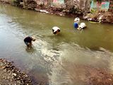 Pengambilan Sampel Air Sungai Code 2013 07.jpg