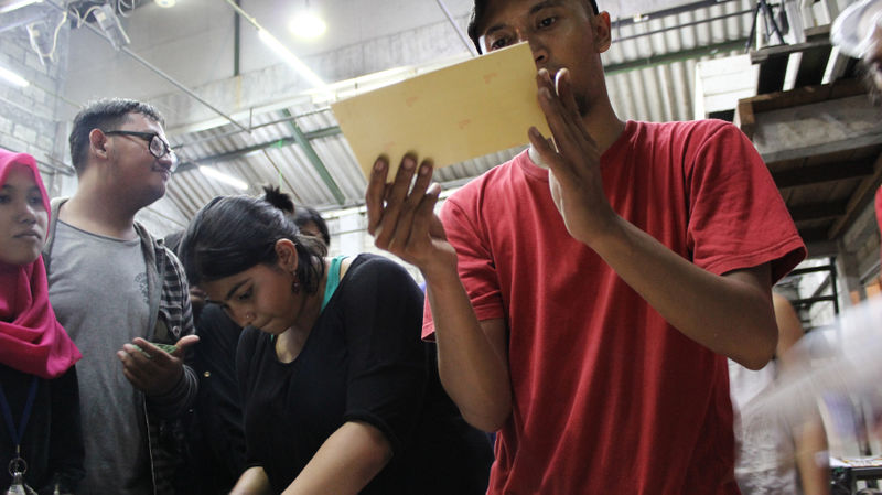 File:Andreas siagian sedang mempersiapkan pcb yang akan dietsa.jpg