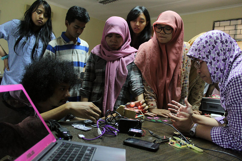 File:Tourdigrade - Presentasi Demonstrasi Surabaya 08.jpg