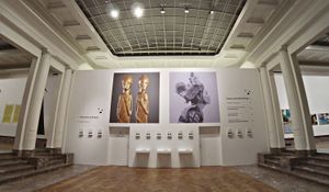 Tampilan lobi utama Bozar. Ada dua pameran utama yakni "Ancestors and Ritual" serta "Power and Other Things"