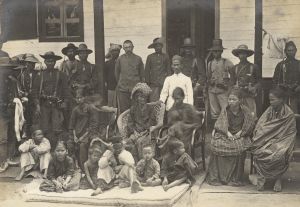 1907 - 18x13cm A 1st lieutenant of the KNIL (back row bareheaded) with a unit trooper with relatives Si Singamangaraja XII in Pasanggrahan to Siborongborong 02.jpg