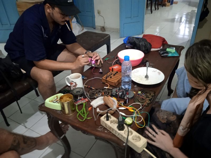 File:Lokakarya penciptaan synthesizer screamo 08.jpg
