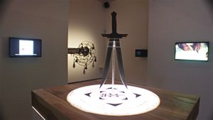 Replika piso gadjah dompak. Pisau ini milik Sisingamangaraja XII dan menyimbolkan perdamaian. Keberadaan pusaka ini masih simpang siur. Meski Museum Nasional Indonesia menyatakan memiliki pisau gadjah dompak sebagai koleksinya, sebagian besar masyarakat yang Lifepatch wawancarai selama riset di Sumatera Utara meragukan hal tersebut. Menurut mereka hanyalah Sisingamangaraja yang bisa melepaskan pisau ini dari sarungnya kemudian menggunakannya. Sebagian dari mereka percaya pisau ini hilang bersamaan dengan gugurnya Sisingamangaraja XII.