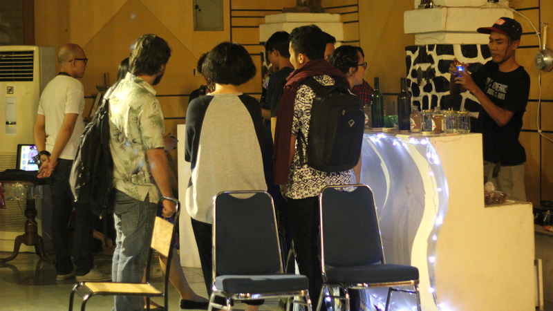 File:Antrian menunggu Dholy Husada meracik minuman multi nasional di warungnya.png