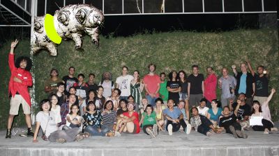 Foto keluarga HackteriaLab2014 seusai pembukaan pameran hackterialab2014 di langgeng art foundation.jpg