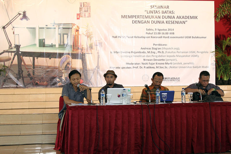 File:Seminar Lintas Batas 04 Yoshi Fajar Kresno Murti.JPG