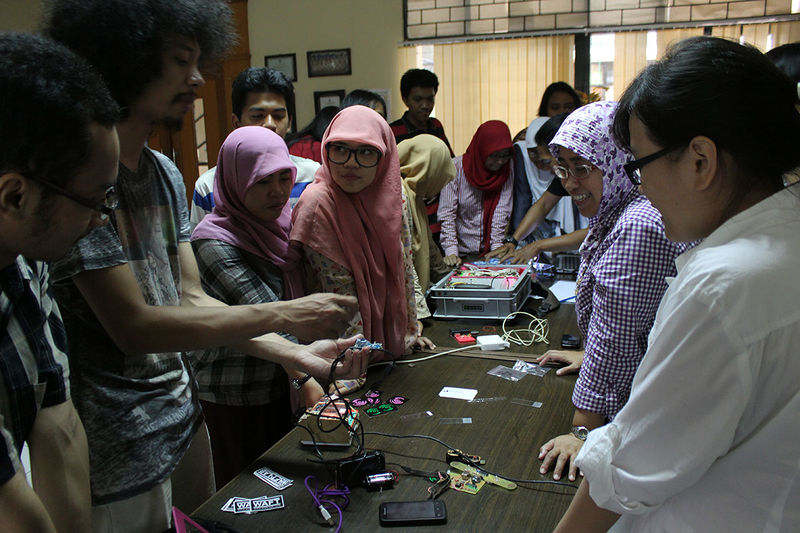File:Tourdigrade - Presentasi Demonstrasi Surabaya 07.jpg