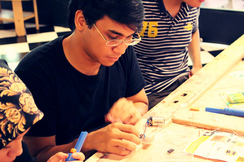File:TM Synth workshop Media Art Kitchen Kuala Lumpur 14.jpg