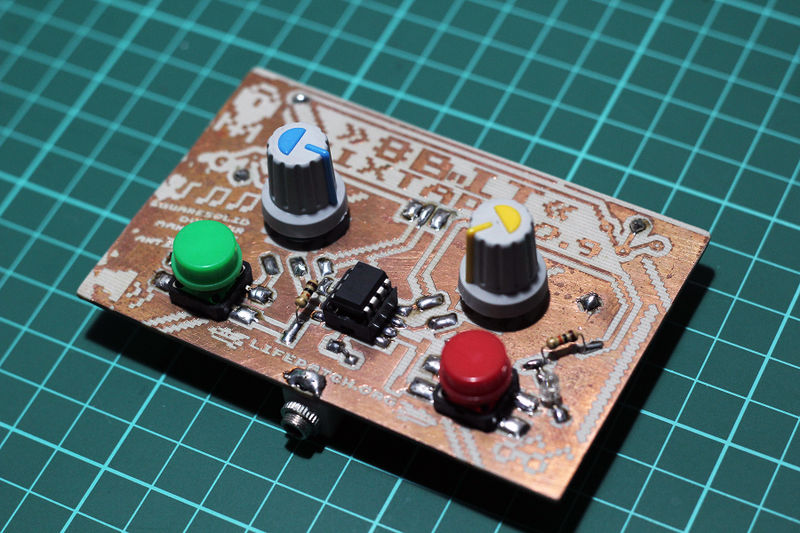 File:8-Bit Mixtape 0.9 with colourful buttons.jpg