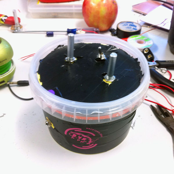 File:Squaresynth round lunch box.jpg