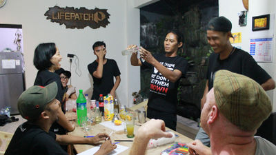 Tb budiarto dan minuman yang sedang diraciknya.jpg
