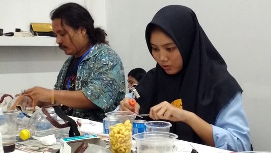 Lifepatch seni media 2017 - lokakarya Master DIY gasmask 08.jpg