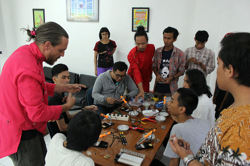 File:Tourdigrade - Workshop Fermentasi dan Bio-elektronika Surabaya 11.jpg