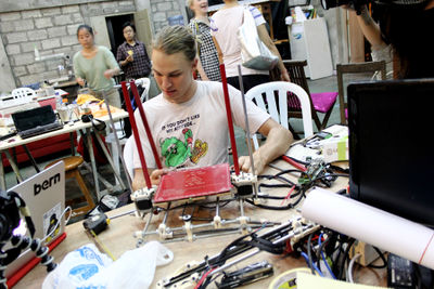 Michael candy Michael Candy sedang merakit printer 3D di Hackteria Lab 2014.jpg