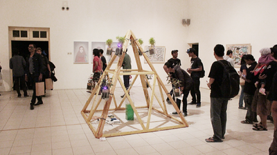 Pengunjung pameran cut & re-mix 2014 di sekitar instalasi moist sense.png