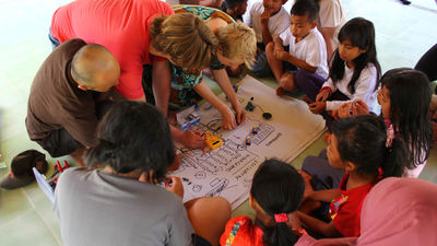 Pia Van Gelder dalam workshop alat musik bersama anak-anak disekitar Bumi Pemuda Rahayu.jpg