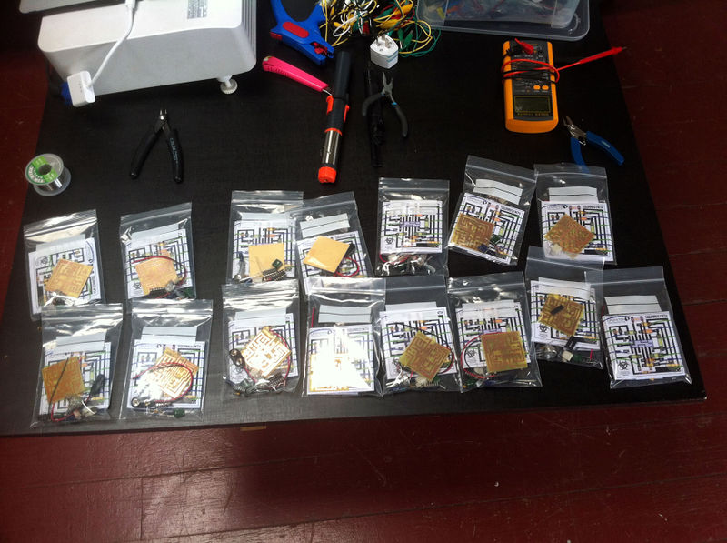 File:Squaresynth kit di IBP Squaresynth - DIY Electronic Workshop Medialab Melbourne.jpg
