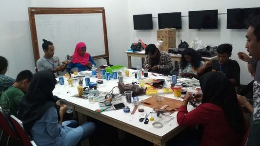 Lifepatch seni media 2017 - lokakarya Master DIY gasmask 03.jpg