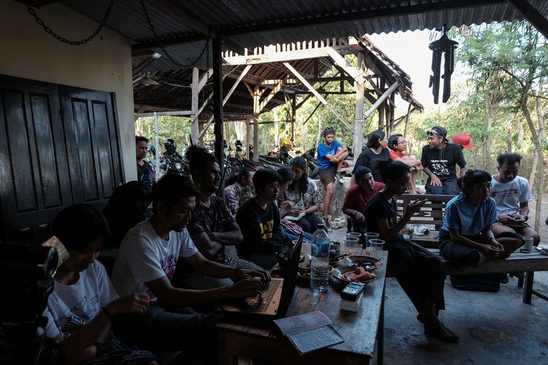File:Arisan Tenggara - Sesi Berbagi Modal Budaya Kolektif di Ruang Gulma 01.jpg