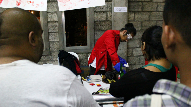 File:Julian Abraham sedang menjelaskan cara menghasilkan hidrogen di workshop ballonology.jpg