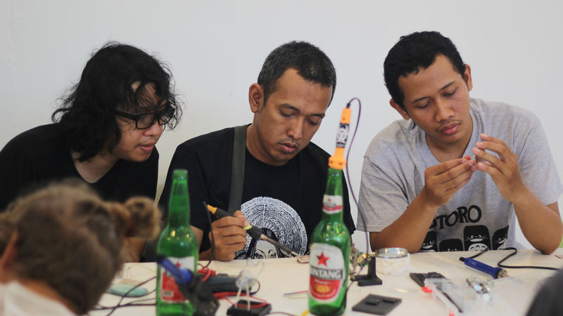 File:Lokakarya DIY Midi Controller Biennale Jogja 09.jpg
