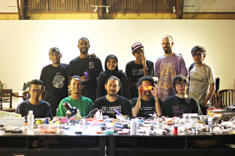 File:Foto keluarga peserta Open Lab dan Kuratornya.png