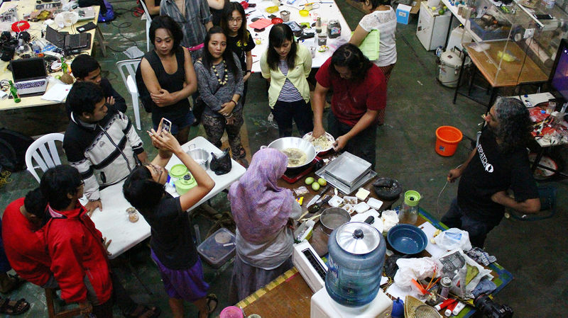 File:Fajar dengan workshop eksperimental biskuit.jpg