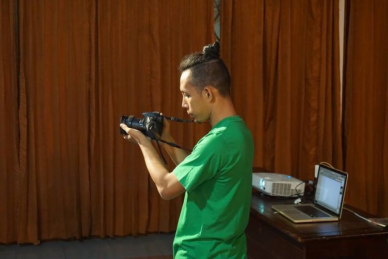 File:Open Lab OK Video 2015 - Adhari Donora sedang mendokumentasi.jpg
