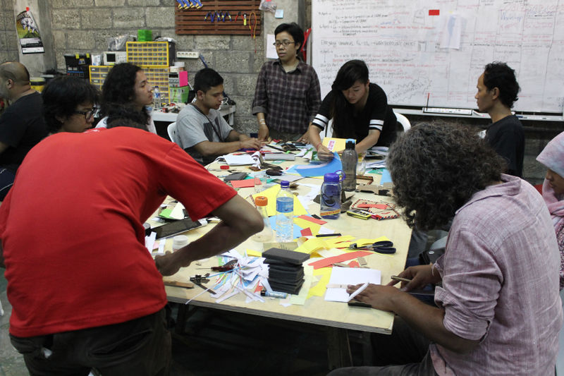 File:Tarlen Handayani dari tobucil sedang melakukan workshop membuat buku .jpg