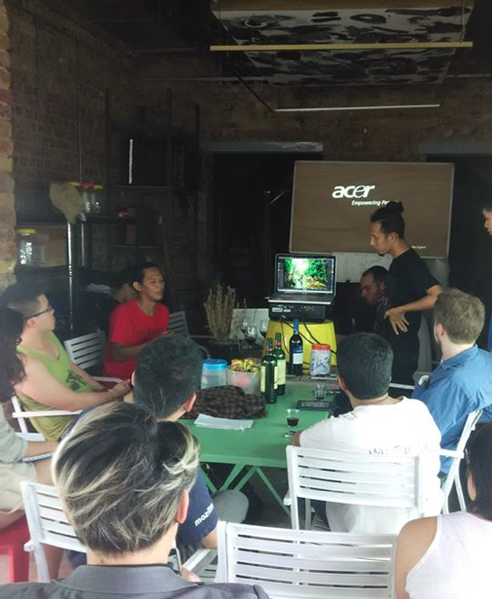File:TB Budiarto dan Adhari Donora presentasi mengenai kegiatan Lifepatch.png