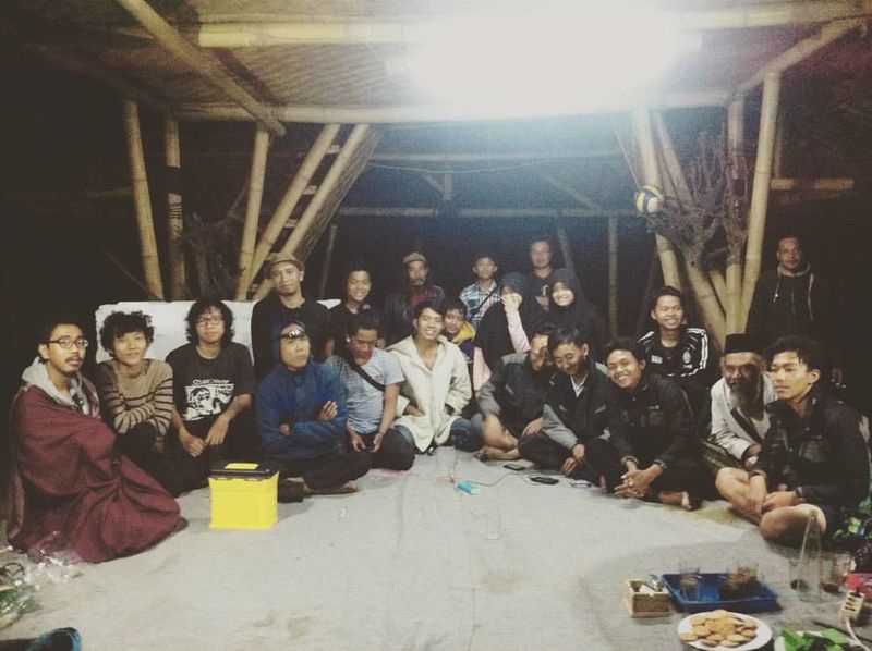 File:Foto bareng, Seniman Residensi RRRecFest in The Valley 2015 dan penduduk desa pesanggrahan.jpg