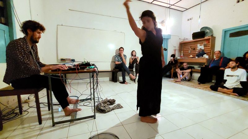 File:Stefan and Maartje - Touching Grounds at SSS 04.jpg