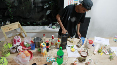 Doly husada sedang menambahkan whisky pada minuman racikannya.jpg